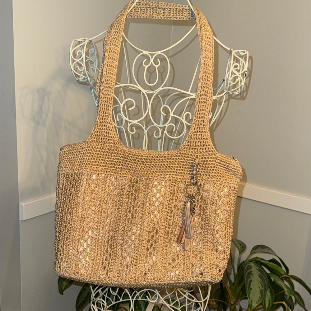 The Sak Crocheted Bag in Natural Beige with gold underlay!